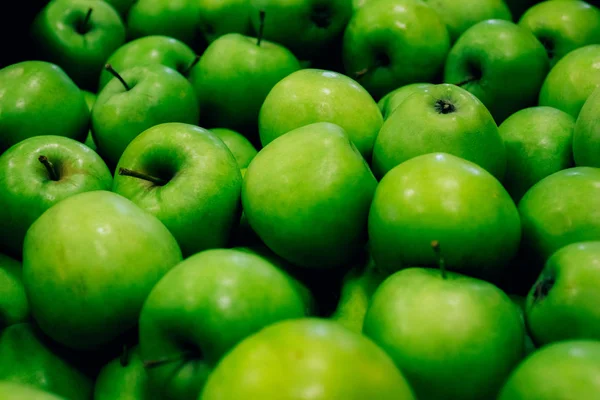 Harvest of green apples ripe — Stock Photo, Image