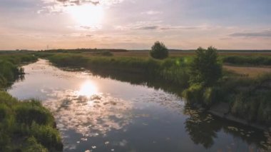 Yaz doğa günbatımı zamanı bir nehirde ile