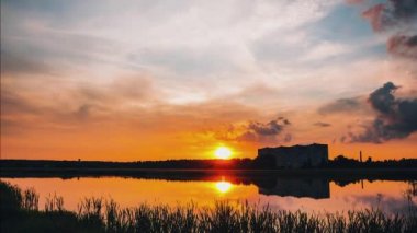 Bir yaz akşamı arkasında göl günbatımı