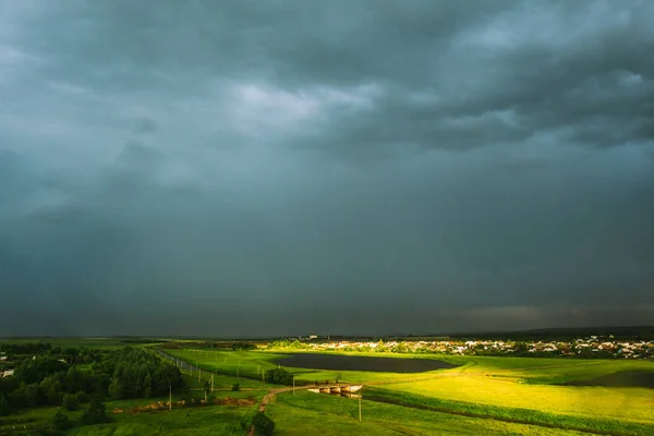 Våren ljusa landskap med fältet efter regn — Stockfoto