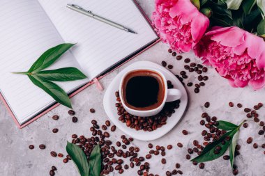 Kahve ve şakayık çiçekleri pembe renkli bardak