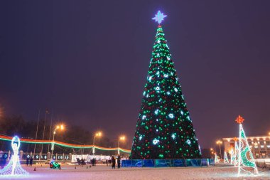 Gece şehir meydanında büyük Noel ağacı
