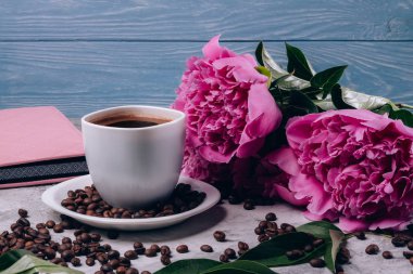 Peonies kahve yanındaki masada pembe tomurcukları ile