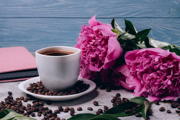 Peonies kahve yanındaki masada pembe tomurcukları ile
