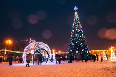 Noel Noel ağacı ile şehir meydanında