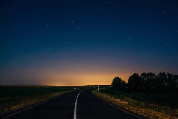 Beau paysage avec la route et les étoiles dans le ciel — Photo