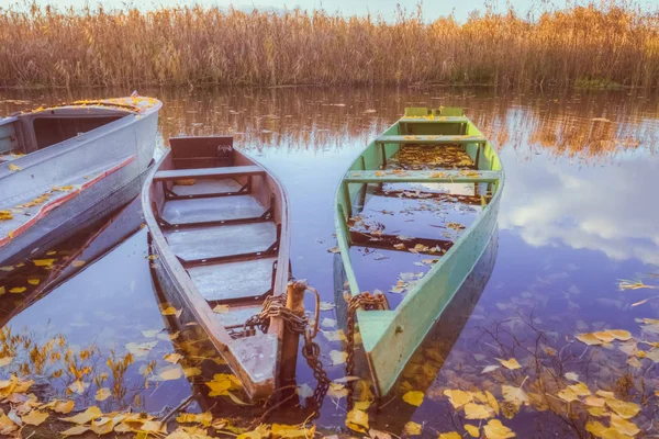 Vieux bateaux de pêche en bois sur la rivière en automne — Photo