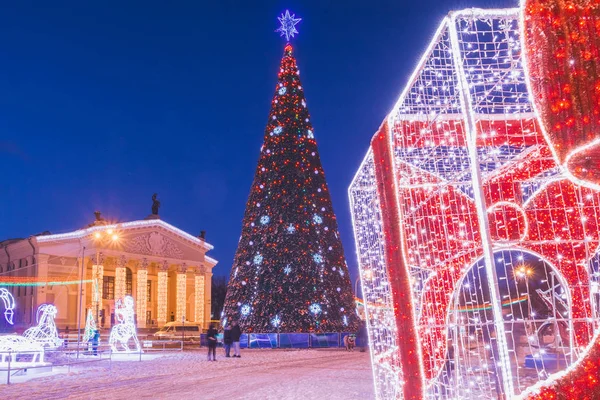 Julgran på torget med dekorationer — Stockfoto