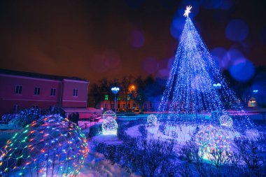Çelenk arkadan aydınlatmalı akşam ile Noel ağacı