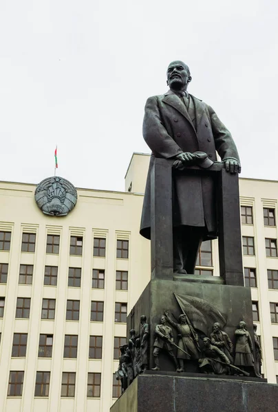 Lenin vor dem Hintergrund des Regierungsgebäudes. Weißrussland — Stockfoto