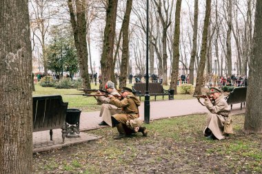 Beyaz Muhafızlar konumlarını Bolşevikler tüfeklerle saldırı.
