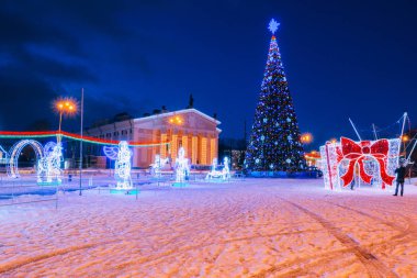 Arka ışık şehir merkezinde Noel ağacı
