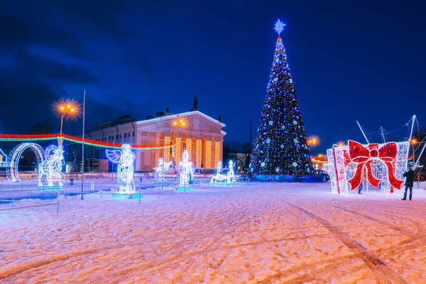 Рождественская елка в центре города на заднем плане — стоковое фото