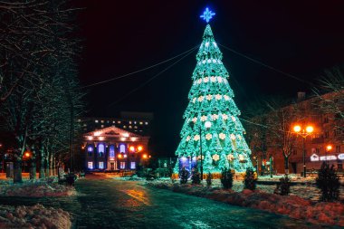 Güzel kentsel Noel ağacında yeşil aydınlatma.