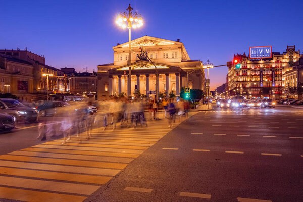 Городской ночной пейзаж на фоне Большой Тхит
