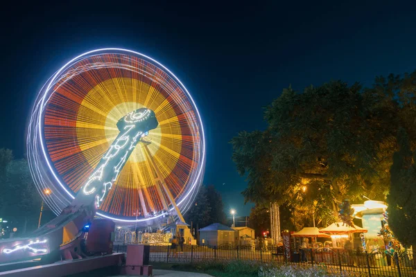 Kleurrijke reuzenrad tegen de hemel. Homel, Wit-Rusland — Stockfoto