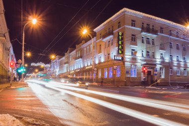Güzel bir gece Gomel şehir sokaklarında