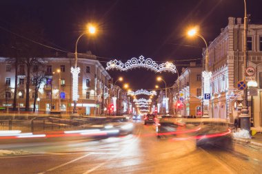 Güzel bir gece şehir yolda trafik ile