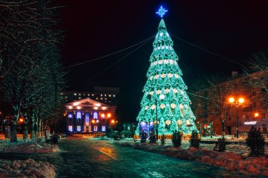 Güzel kentsel Noel ağacında yeşil aydınlatma.