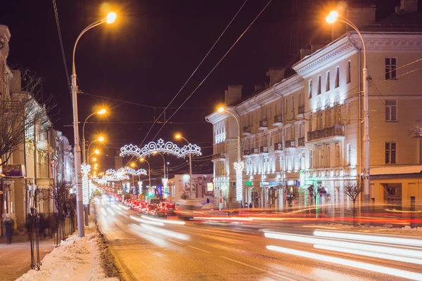 Ночной город Гомель с автомобилями на дороге — стоковое фото