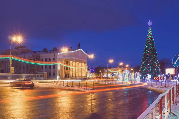 Рождественская елка в городе на площади — стоковое фото