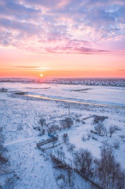 Sabahın erken saatlerinde kışın şafakta güneş