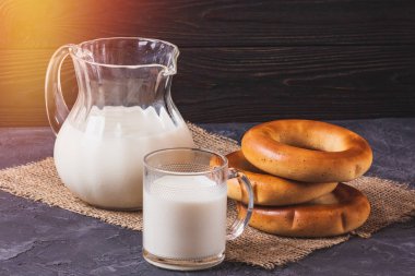 Natürmort tablo üzerinde bir sürahi sütlü simit