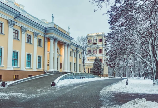Fasáda muzea Paskevich Rumyantsev v městském parku v — Stock fotografie