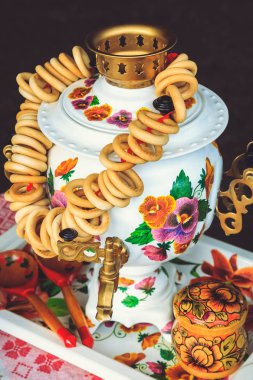 Simit çay kaşığı ile bir tepsi ile Rus semaver