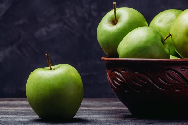 Beautiful green apples on the table — Stock Photo, Image