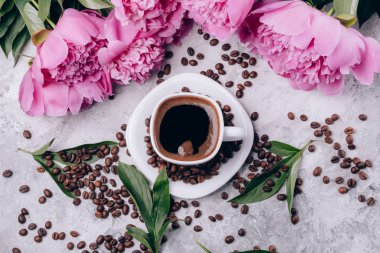 Kartpostal kahve peonies ve üstten görünüm kahve taneleri ile