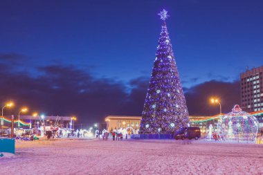 Akşam bir Noel ağacı ile kasaba meydanında