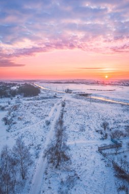 Bir alan ile bir nehir bir güze ile kış sabah şafak