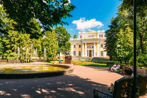 Rumyantsev paskevich Palace im Sommer im Park. Gomel, sei — Stockfoto