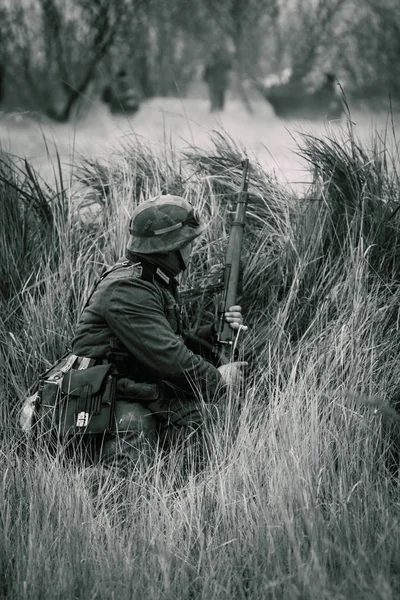 Voják Wehrmachtu Německo s puškou v záloze — Stock fotografie