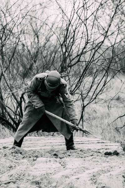 Soldat allemand Wehrmacht creusant une tranchée — Photo