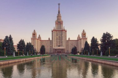 Moskova Devlet Üniversitesi ile ön planda bir gölet inşa