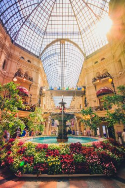 İç bir çeşme ve Devlet Bakanlığı Tanrı'nın Askerleri'ni çiçeklenir