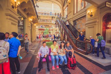 Devlet mağaza Mosc bir bankta Asya'dan gelen turistler