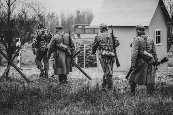 Quatro soldados alemães em plena marcha — Fotografia de Stock