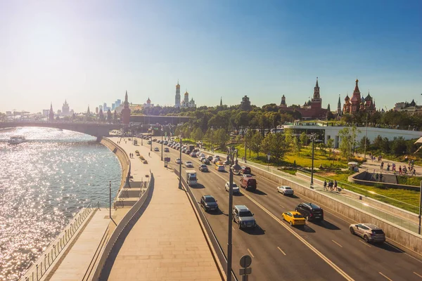 Der Kreml am Horizont mit der Straße und den Autos auf dem Kotelni — Stockfoto