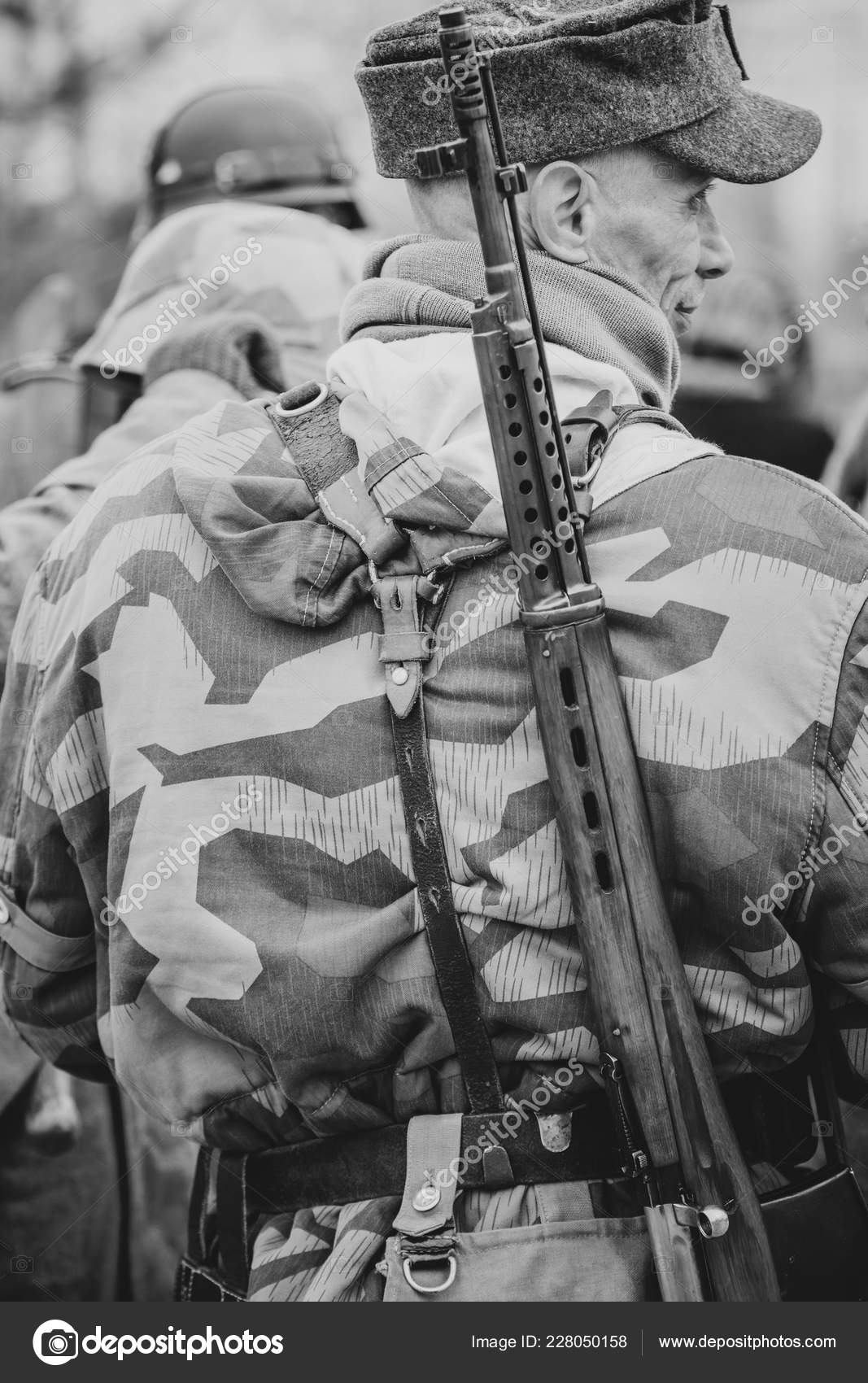 Deutsche Wehrmacht Soldat mit Gewehr auf dem Rücken. Gomel, Weißrussland — Redaktionelles ...