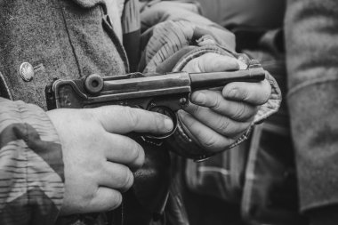 Parabellum tabanca yakın çekim elinde