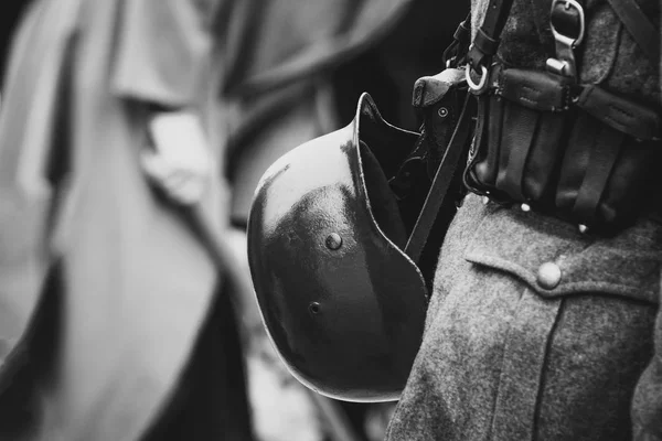 Κράνος στην ζώνη με τον εξοπλισμό της Βέρμαχτ στρατιώτη — Φωτογραφία Αρχείου