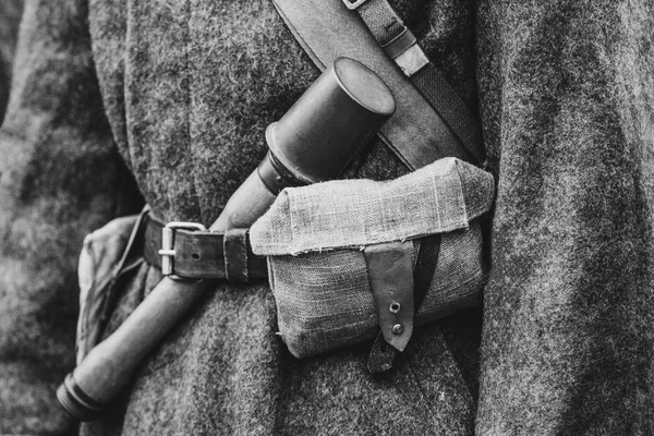 他腰带上的手榴弹来自一辆红军大衣 — 图库照片