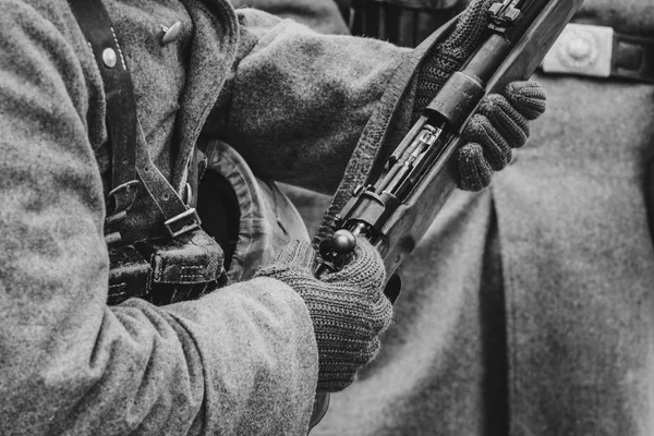 Espingarda Mauser nas mãos de um soldado alemão. Segunda Guerra Mundial — Fotografia de Stock
