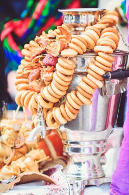 Semaver simit ile üzerinde davranır