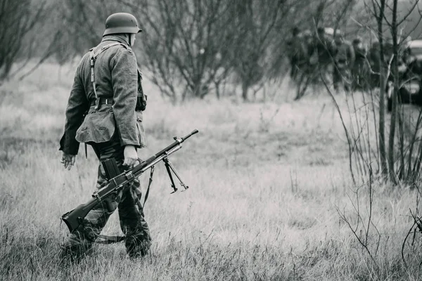 Wehrmacht voják z druhé světové války s kulometem — Stock fotografie
