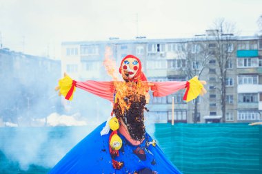 Tatil Maslenitsa Belarus, yanan bebek
