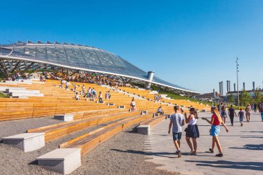 Amfitiyatro turist ile parkta Zaryadye. Moscow, Rusya Federasyonu